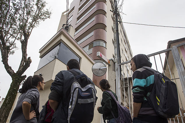 Movimento na porta de prdio em So Caetano do Sul onde uma jovem morreu aps cair do quinto andar do edifcio