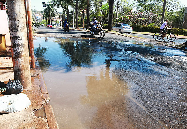 Vazamento de esgoto incomoda moradores na avenida Dom Pedro, zona norte de Ribeiro Preto