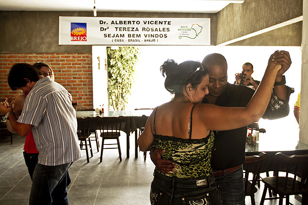 O casal de médicos cubanos Alberto Vicente e Teresa Rosales dançam forró em recepção em Brejo da Madre de Deus (PE).