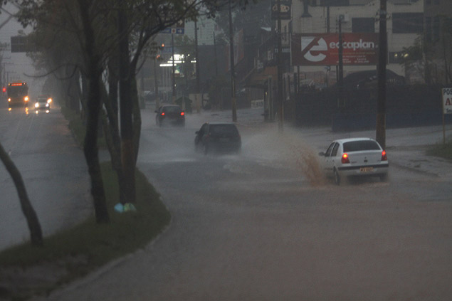 Carros atravessam com dificuldade via no municpio de Chapec (SC); chuvas fortes atingem todo o estado desde sexta-feira (20)