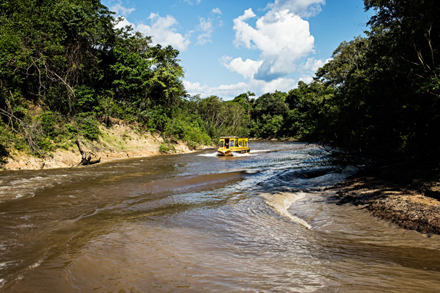 Barco-escola navega pelo rio Juru, no Amazonas, nas margens do local em que o curso tcnico em produo sustentvel  oferecido