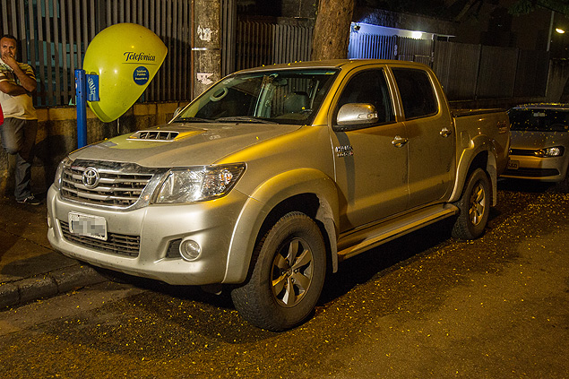 Carro que foi levado por ladres na zona sul de So Paulo e depois abandonado com R$ 150 mil ainda no banco de trs