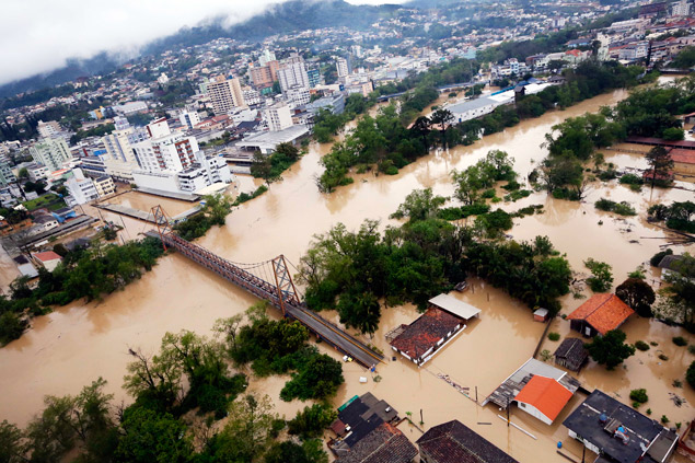 Centro de Rio do Sul, no interior de Santa Catarina, inundado pela cheia no rio Itajaí-Açu