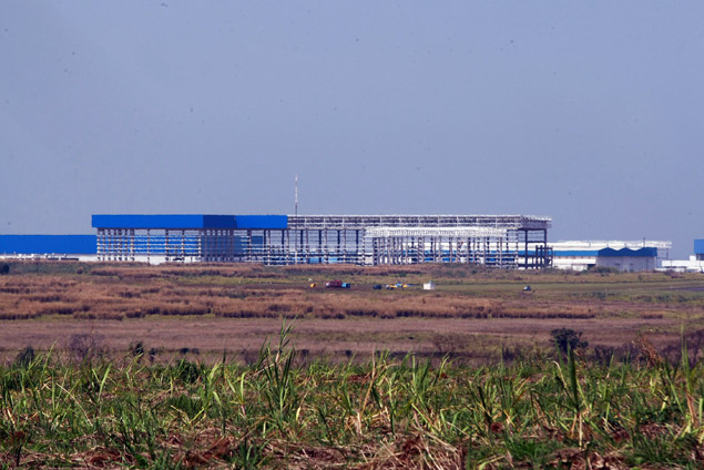 Vista de hangar sendo construdo na Embraer em Gavio Peixoto; unidade da regio vai produzir parte de novo cargueiro
