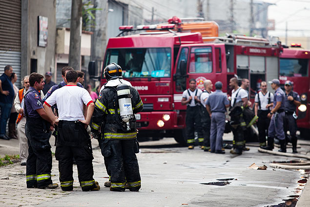 Bombeiros trabalham no combate ao inc�ndio que destruiu loja de autope�as em Osasco, na Grande S�o Paulo; ningu�m ficou ferido