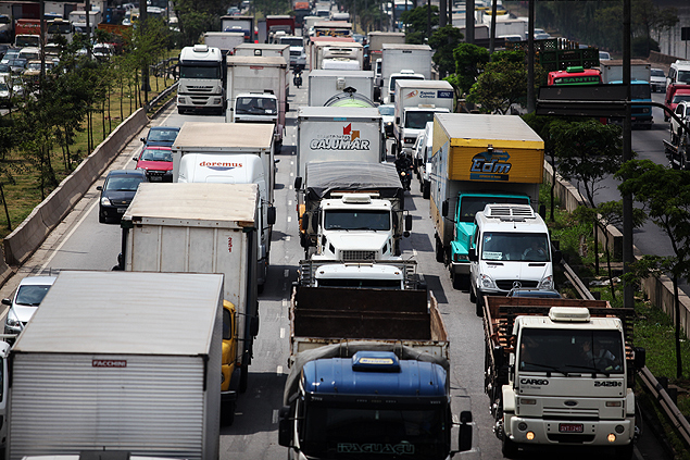 Congestionamento na marginal Tiet sentido rodovia Castello Branco; cidade teve trnsito recorde na manh de segunda-feira