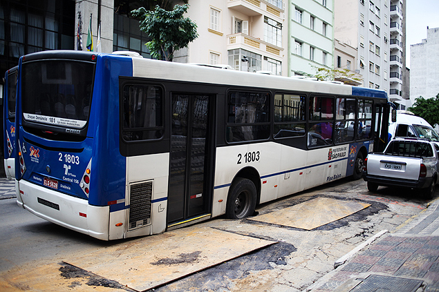 Um Ônibus e uma van caíram em buracos que abriram no asfalto na rua Dona Veridiana, no centro de SP; ninguém ficou ferido