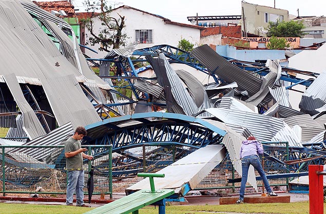 Escombros do ginsio de esportes da cidade; jovem morreu no local aps um tornado atingir Taquarituba e provocar uma destruio na cidade