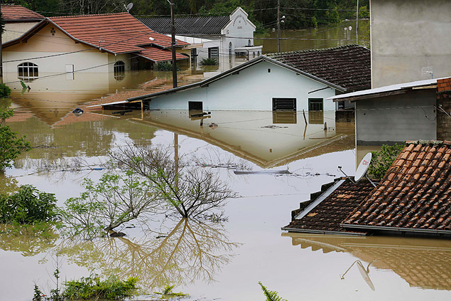 Casas so tomadas pela gua em Rio do Sul, cidade do Vale do Itajai, em Santa Catarina, aps tempestades atingirem a regio