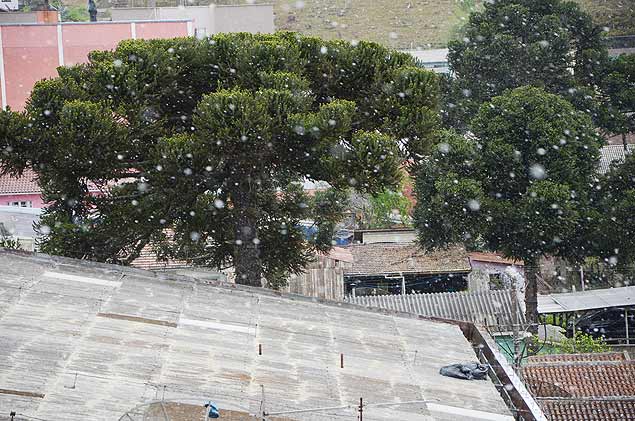 Neve cai na regio central de So Joaquim; aps chuvas, as temperaturas caem em toda a regio