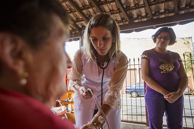 A médica cubana Tania Sosa, 45, (de roupa roxa) visita a casa da paciente acompanhada por enfermeira; profissional vai trabalhar em posto em Pedreira