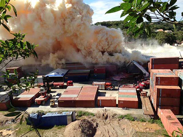 Bombeiros do norte de Santa Catarina tentam controlar um incndio de grandes propores em um armazm de produtos qumicos, em So Francisco do Sul