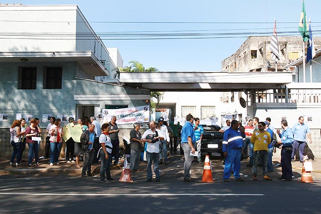 Servidores do Daerp durante nova paralisao das atividades na unidade da rua Amador Bueno, em Ribeiro Preto