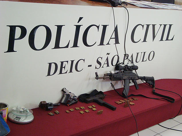 Armas que foram apreendidas com quadrilha que agia no interior de SP; criminosos agiam com violncia em roubo a carro-forte
