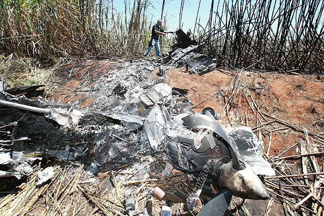 Policiais federais isolam rea onde avio caiu no meio de canavial em Bocaina (SP)