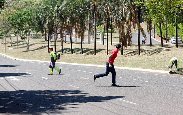 Pedestres se arriscam para atravessar avenida que no tem faixa no Jardim Nova Aliana, em Ribeiro