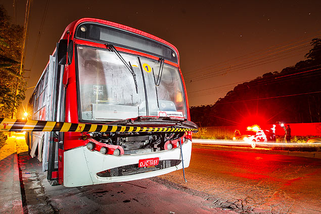 Ônibus parcialmente queimado na zona leste de São Paulo; cobradora e motorista ficaram feridos após criminosos atearam fogo no coletivo