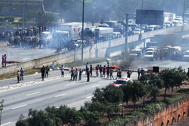 Grupo incendeia objetos e fecha a marginal Tietê, no sentido Ayrton Senna, em protesto por moradia; PM usou bombas de efeito moral