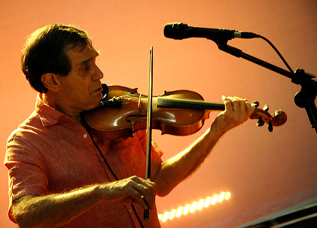 O cantor Jorge Mautner toca violino durante o documentrio "O Filho do Holocausto"; artista se apresenta em Ribeiro Preto no dia 3