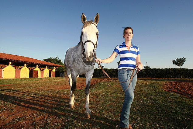 A amazona Camila Diniz Junqueira e o cavalo Loretto JMen, comprado por R$ 70 mil; investimento em centro hpico em Orlndia (SP) 
