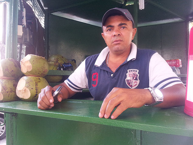 Comerciante Armando Marques, 43,  analfabeto e tornou-se um microempresrio distribuindo pizzas e vendendo coco
