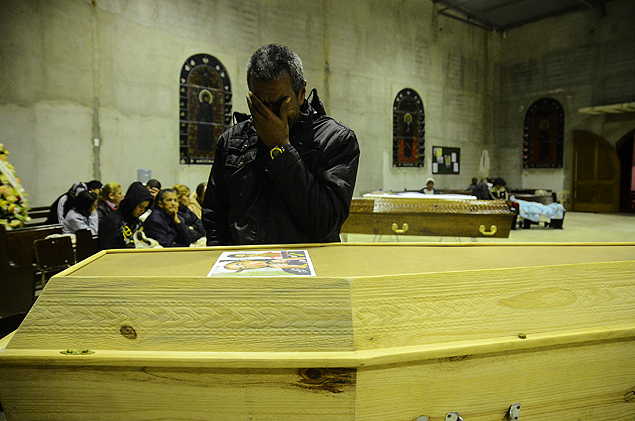 Geraldino Ferreira Nunes lamenta morte do filho Jerferson Andrade Nunes, 17, em igreja na Grande So Paulo