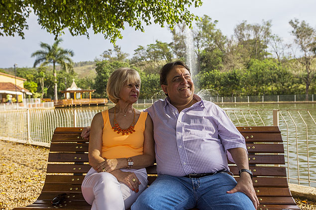 O mdico cubano Eduardo Mestre Rodriguez ao lado da mulher, Maria Luiza, em parque da cidade de Pedreira, no interior de SP