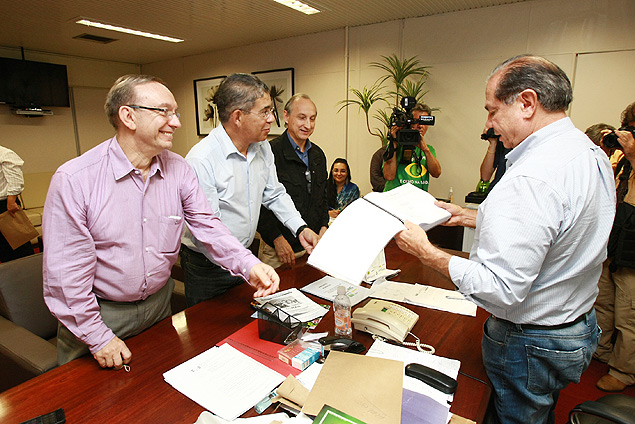Ccero Gomes ( dir.), presidente da Cmara de Ribeiro, recebe proposta de Oramento para 2014 de secretrios municipais