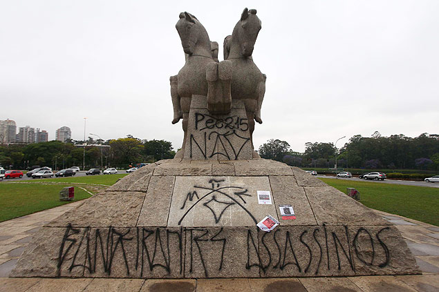 Monumento s Bandeiras amanheceu com uma pichao contra a PEC 215. Proposta de Emenda  Constituio transfere a competncia da Unio na demarcao das terras indgenas para o Congresso Nacional 