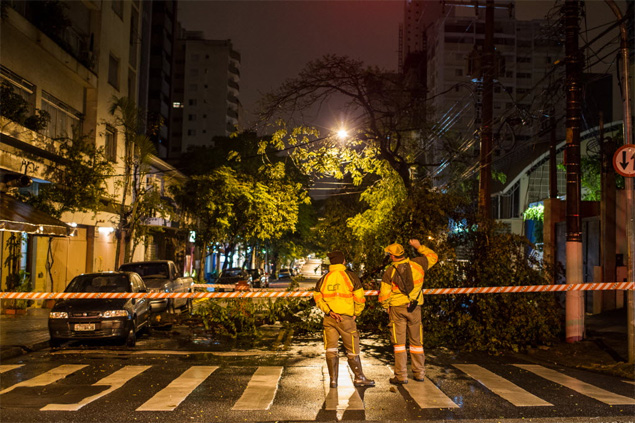Agentes da CET interditam rua Joaquim Antunes, em Pinheiros, na zona oeste de<br> So Paulo, aps queda de uma rvore