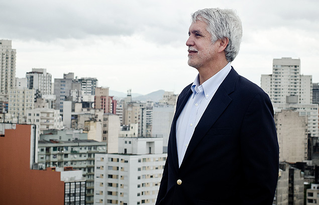 Enrique Peñalosa, ex-prefeito de Bogotá, em visita à Folha no ano passado; ele defende pistas exclusivas para os coletivos 