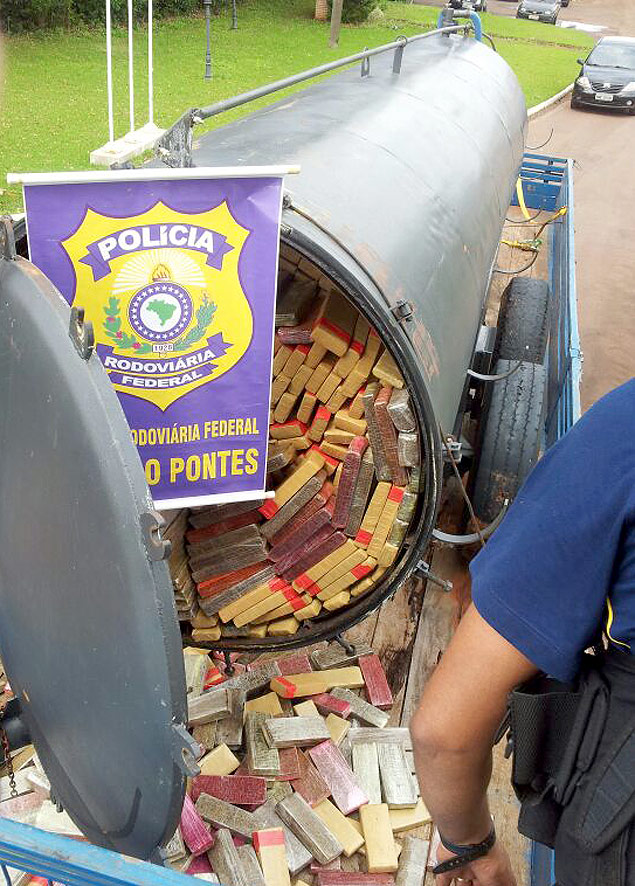 Polícia Rodoviária Federal encontra 7 toneladas de maconha em tanque de esterco no Paraná; esta é a maior apreensão do ano