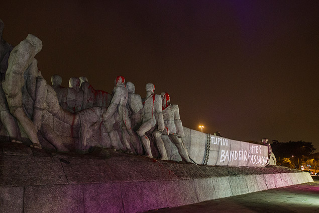 Pichado na noite de tera-feira, Monumento s Bandeiras, na regio do Ibirapuera, volta a ser alvo de protesto contra PEC 215