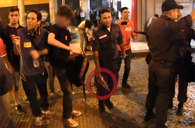 Vídeo mostra o momento em que o PM joga morteiro nos pés do jovem, que acabou detido