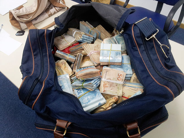 Polcia apreende bolsa com dinheiro encontrada na casa de um dos fiscais da Vigilncia Sanitria preso no Rio