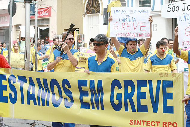 RIBEIRAO PRETO, SP, BRASIL, 03-10-2013: Em greve, funcionrios dos Correios fizem protesto nesta quinta-feira nas ruas do centro de Ribeiro Preto. ( Foto: Edson Silva/Folhapress) ***REGIONAIS***EXCLUSIVO***