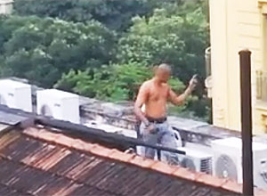 Imagem de PM no telhado da Cmara do Rio; ele teria atirado objeto contra professores durante protesto, e foi afastado 