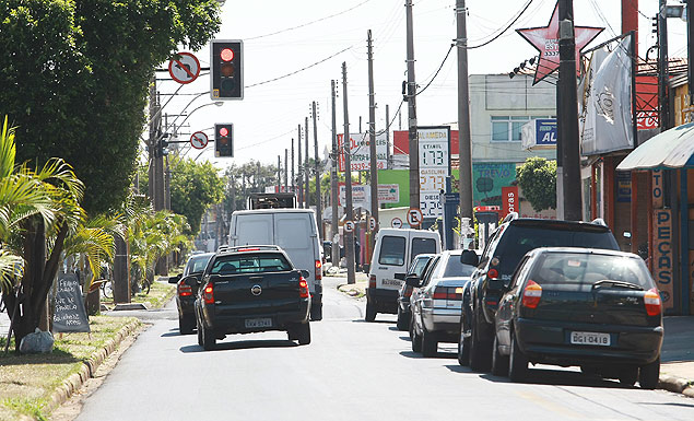 Carros trafegam na Alameda Paulista em Araraquara (SP)