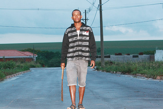 Gilberto Ferreira Gomes, 18, mostra podo de quando era cortador de cana, em sua casa em Guariba (SP)