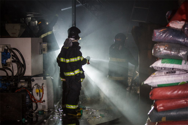 Bombeiros trabalham para apagar incndio que destruiu depsito de material reciclvel na rua Carrara, em Santo Andr (Grande So Paulo)