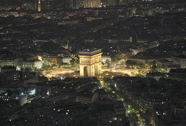 Vista noturna de Paris, registrada da torre Eiffel; imveis da cidade so classificados em oito nveis para a cobrana