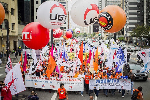 Centrais sindicais fazem protesto na avenida Paulista para pedir mais condies de trabalho; manifestao prejudica o trnsito