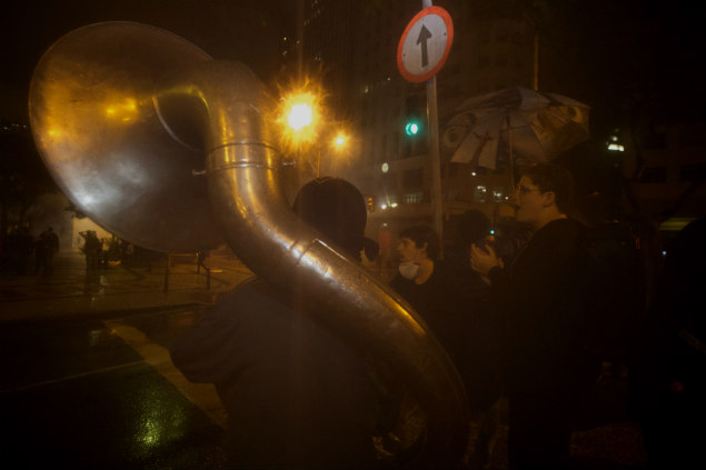Manifestante toca tuba em quebra-quebra no centro do Rio
