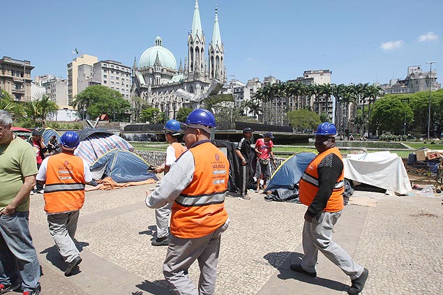 Prefeitura de So Paulo faz operao na praa da S para retirar usurios de crack e moradores de rua do local