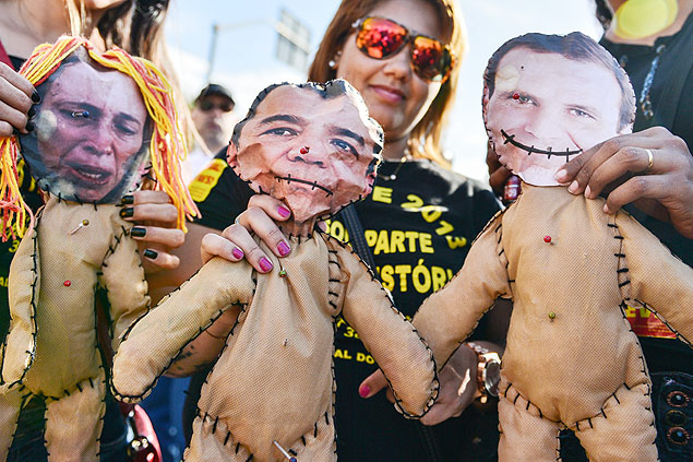 Manifestante mostra bonecos representando o governador e o prefeito do Rio de janeiro, alm da secretria de Educao