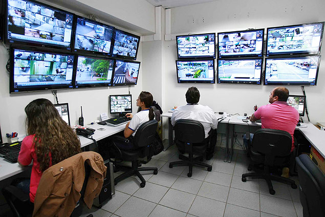 Sala de monitoramento por cmeras da Coderp, no centro de Ribeiro Preto