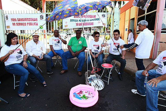 Servidores e sindicalistas de Ribeiro Preto (SP) protestam em frente  Secretaria de Esporte contra comissionados sem vnculo