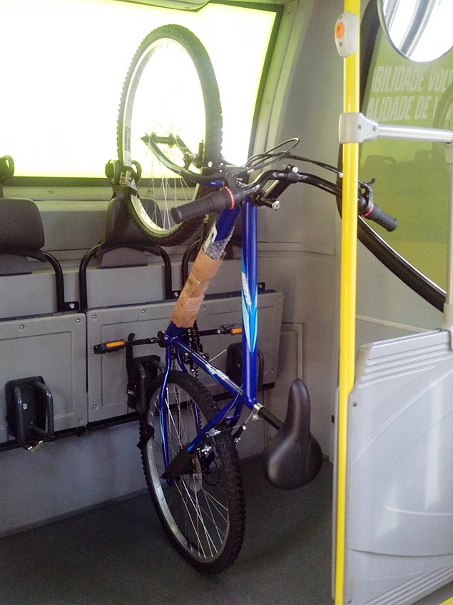 nibus adaptado para fazer o transporte de bicicleta; coletivo tem capacidade para 150 pessoas e trs bicicletas
