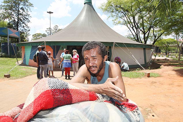 Lenildo da Silva, 38, e sua mulher foram levados pela prefeitura para uma tenda improvisada sem gua e luz no centro de SP