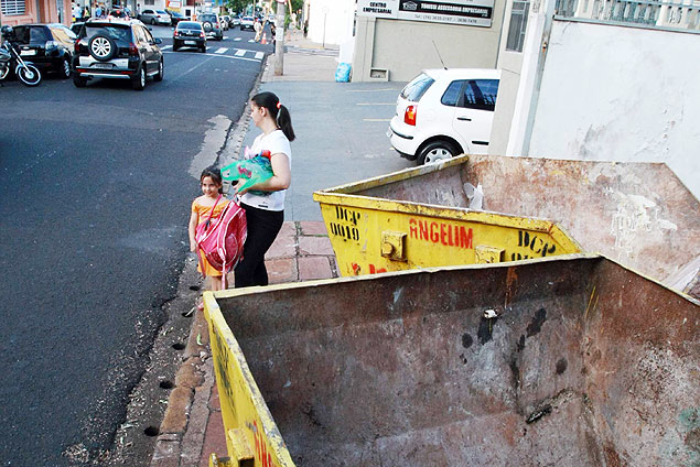 Caambas para recolhimento de entulhos bloqueiam passagem de pedestres no centro de Ribeiro Preto